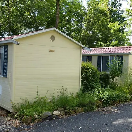 Chateau-Camping La Grange Fort, 63500 Les Pradeaux Esterno foto