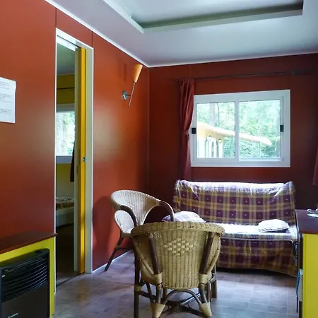 Chateau-Camping La Grange Fort, 63500 Les Pradeaux Esterno foto