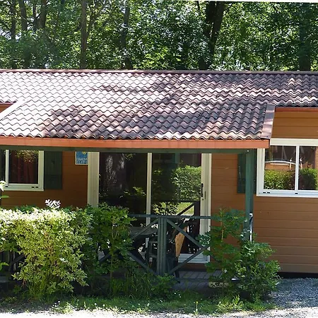 Chateau-Camping La Grange Fort, 63500 Les Pradeaux Esterno foto