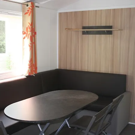 Chateau-Camping La Grange Fort, 63500 Les Pradeaux Esterno foto