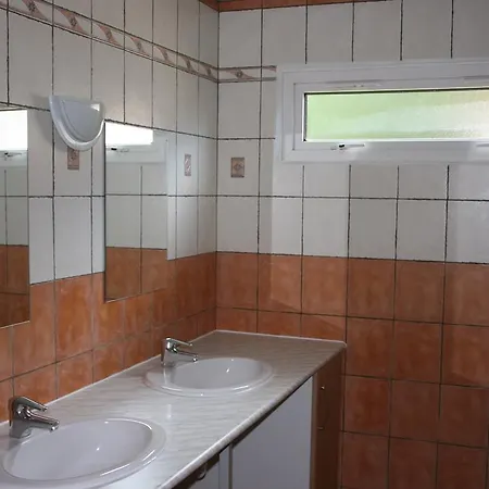 Chateau-Camping La Grange Fort, 63500 Les Pradeaux Esterno foto