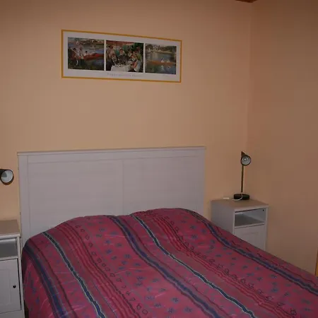 Chateau-Camping La Grange Fort, 63500 Les Pradeaux Esterno foto