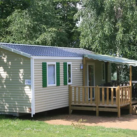 Chateau-Camping La Grange Fort, 63500 Les Pradeaux Esterno foto