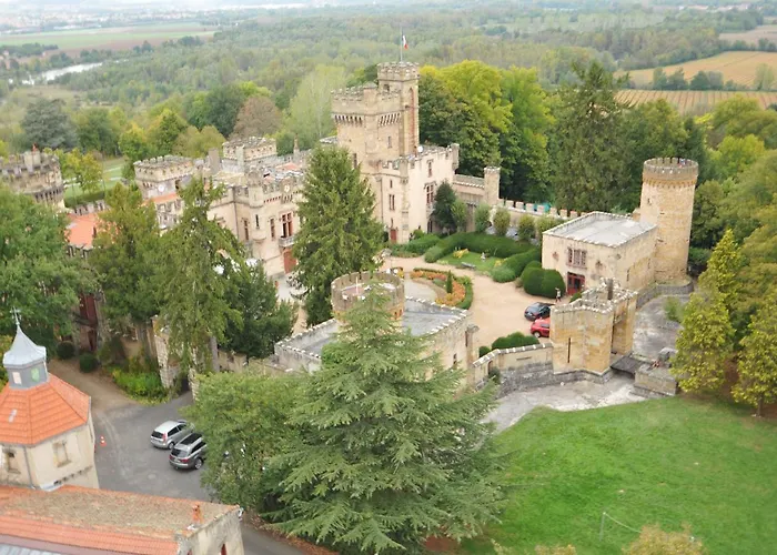 Chateau-Camping La Grange Fort, 63500 Les Pradeaux