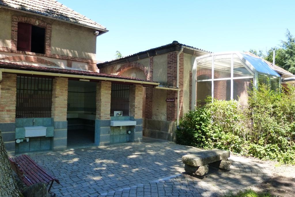 Chateau-camping La Grange Fort, 63500 Les Pradeaux